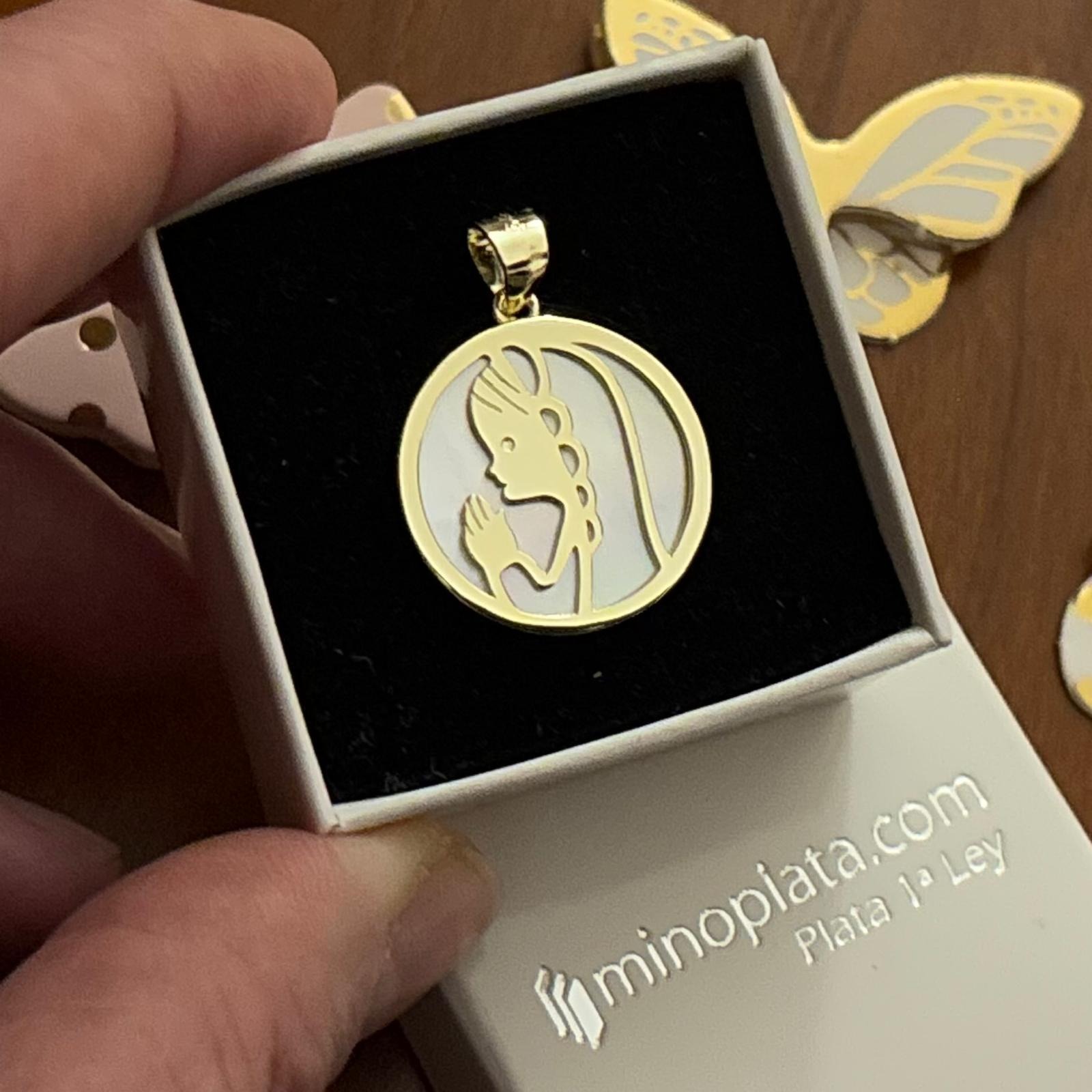 Medalla Primera Comunión Virgen Niña de Plata de ley bañada en Oro con Nácar 20mm_1
