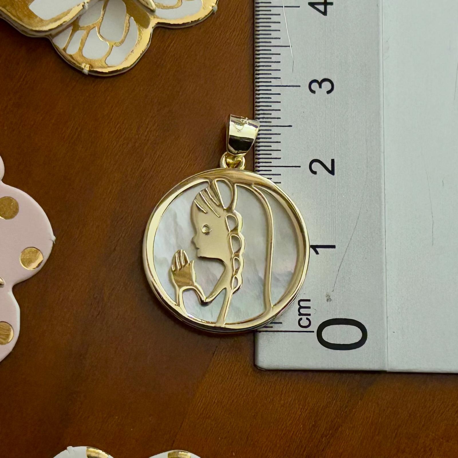 Medalla Primera Comunión Virgen Niña de Plata de ley bañada en Oro con Nácar 20mm 5