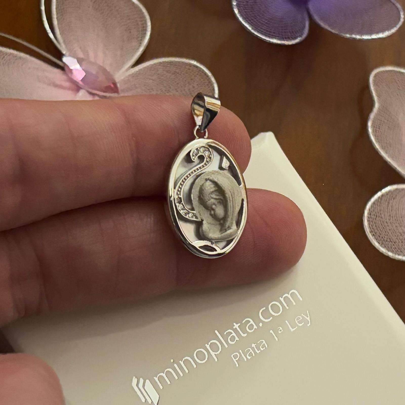 Medalla Virgen Niña de Plata de ley brillo y matizada con Nácar y Circonitas 3