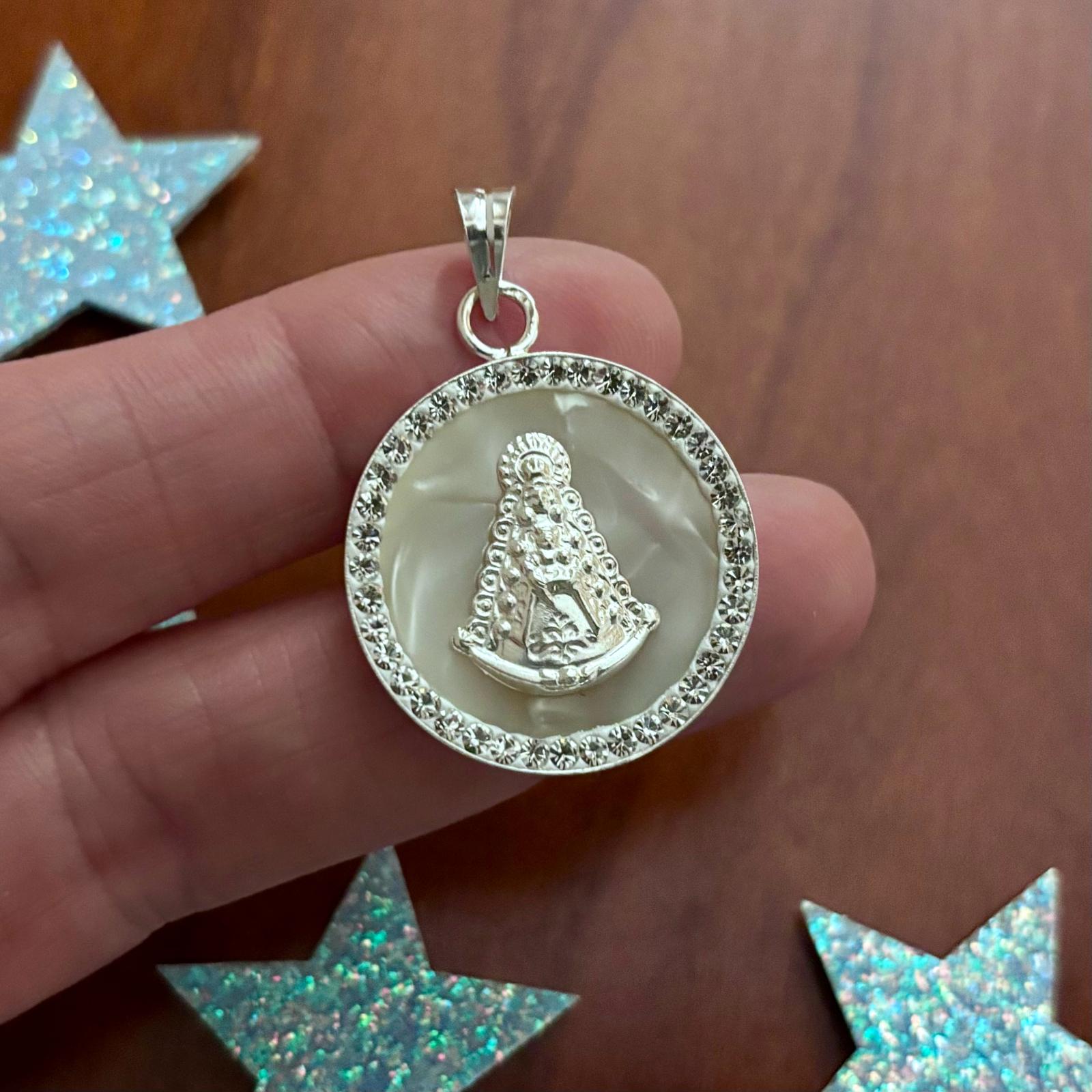 Medalla Virgen del Rocío en Plata de ley y Nácar con cerco Circonitas 3