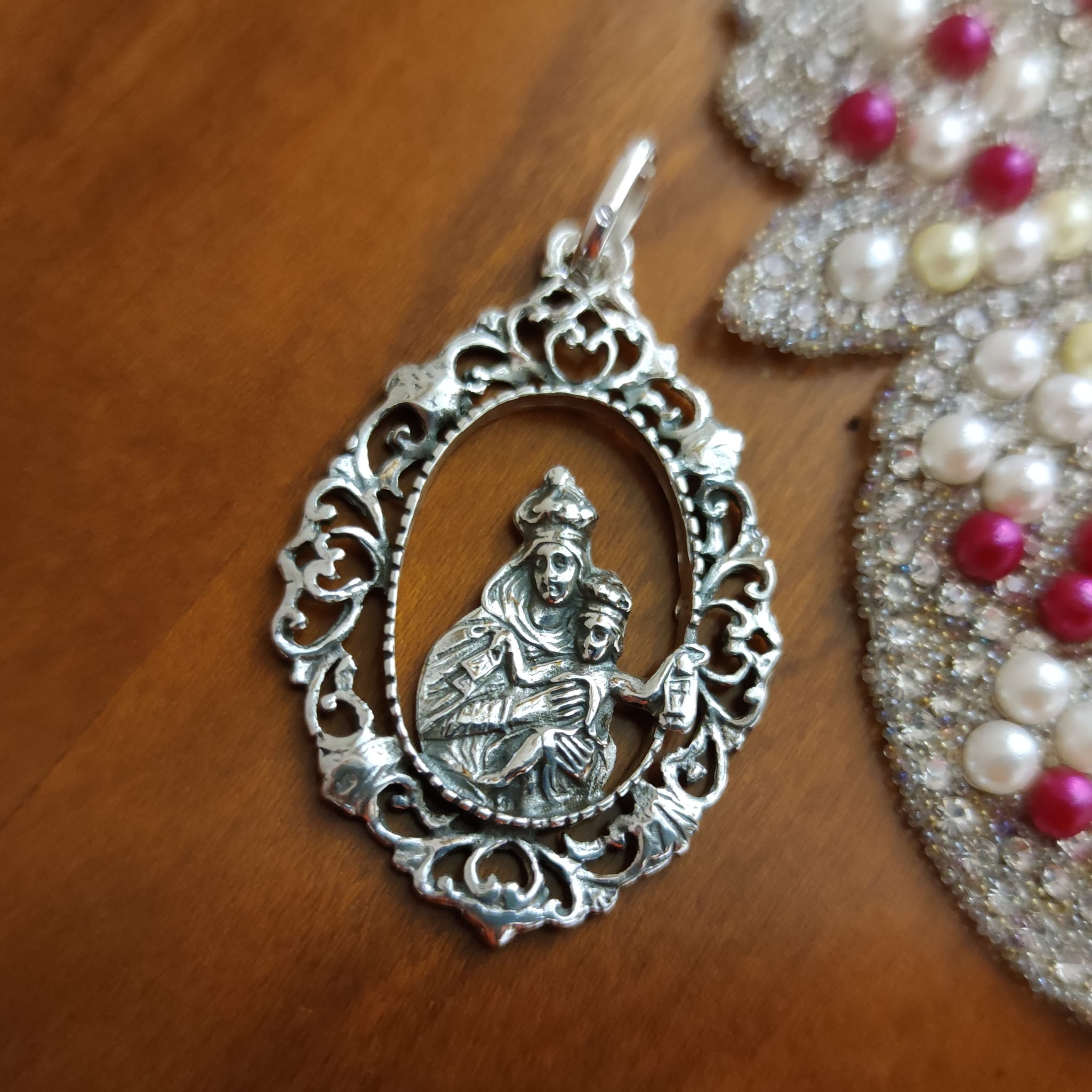 Medalla calada Virgen del Carmen de Plata de ley envejecida 3