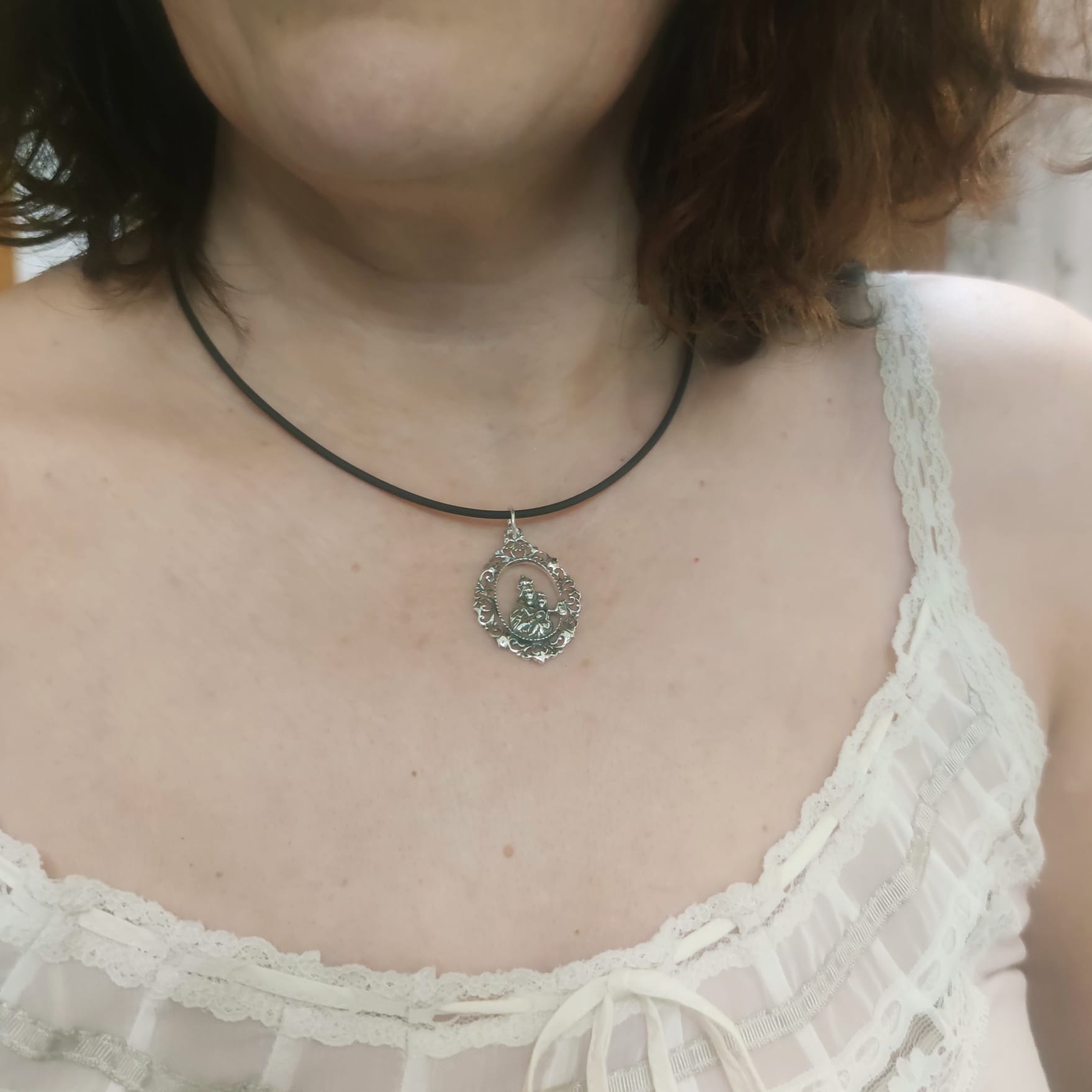 Medalla calada Virgen del Carmen de Plata de ley envejecida 4