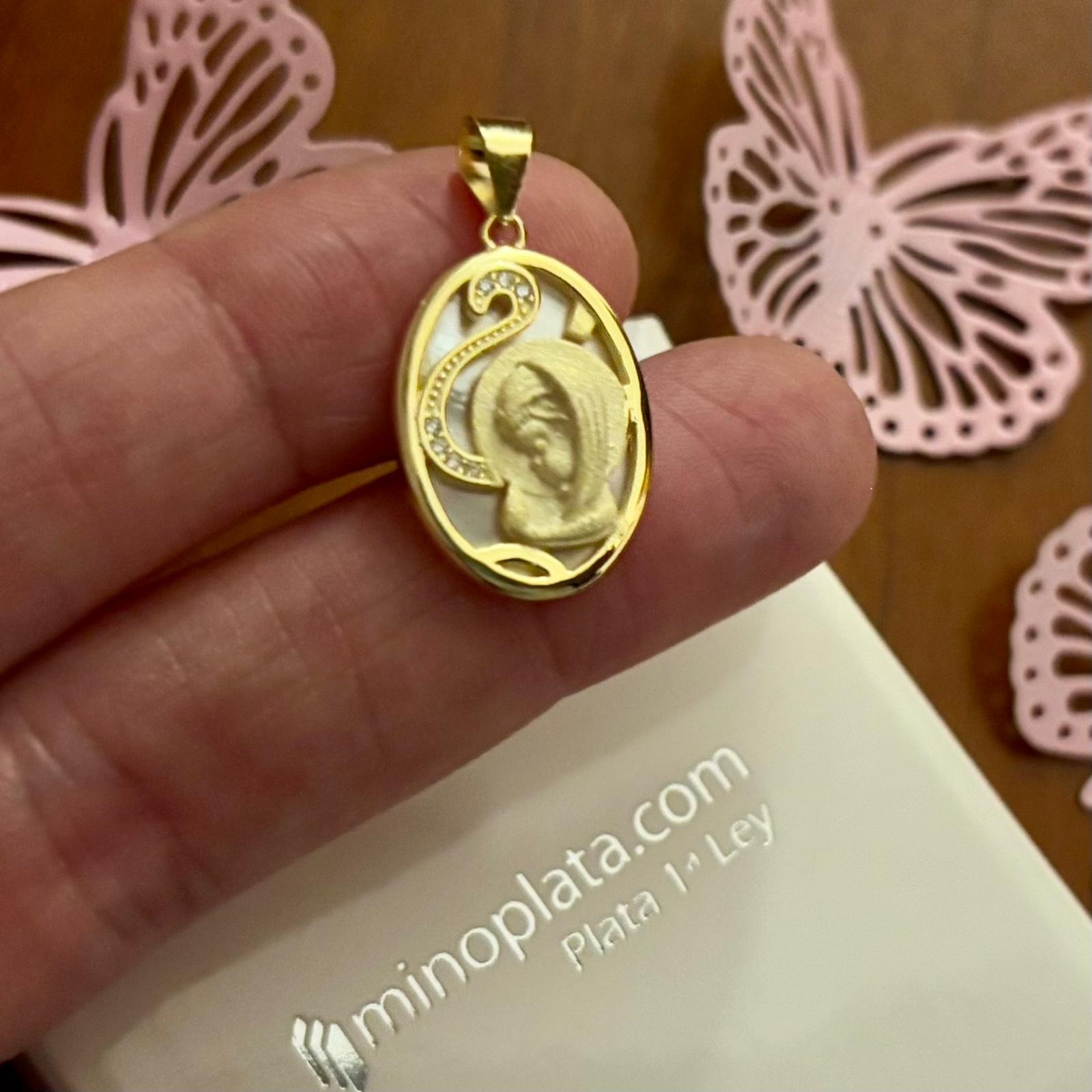 MINOPLATA Medalla ovalada Virgen Niña de Plata dorada lisa y matizada con Nácar y Circonitas 1