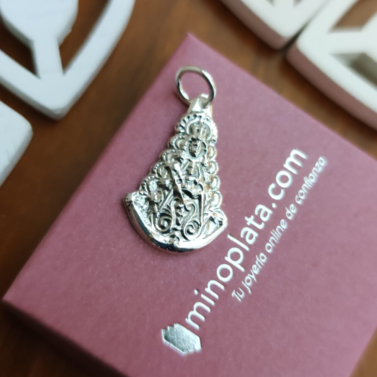 Medalla silueta Virgen del Rocío de Plata de ley envejecida 2