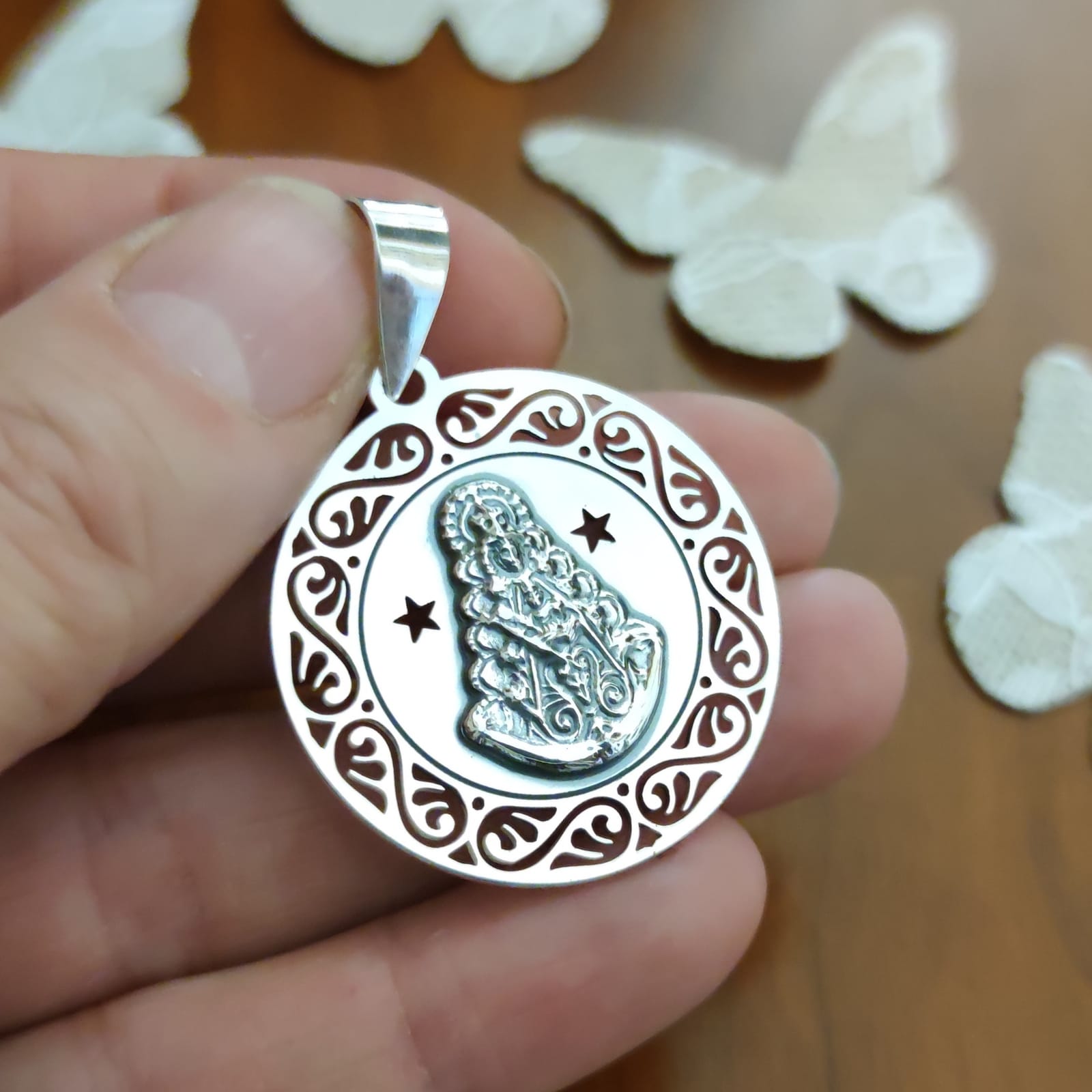 Medalla calada de Plata de ley con la Virgen del Rocío 3
