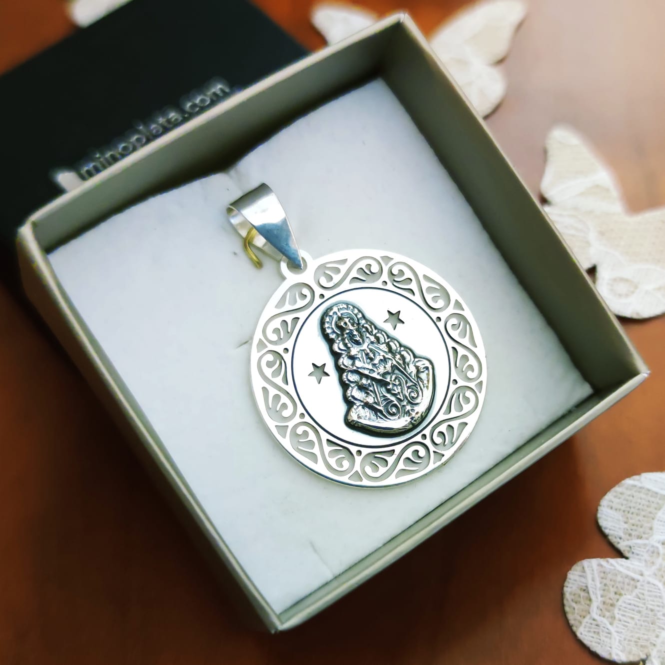 Medalla calada de Plata de ley con la Virgen del Rocío 4