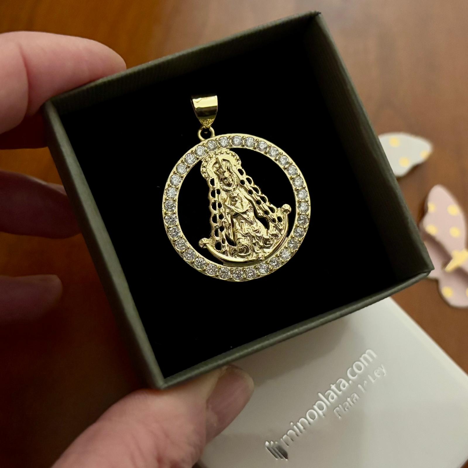 Medalla calada Virgen del Rocío de Plata de ley chapada en Oro con cerco de Circonitas 30mm 4