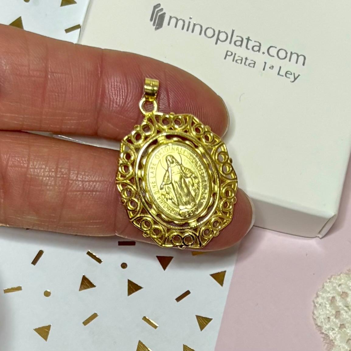 Medalla Virgen Milagrosa calada de Plata de ley chapada en Oro 3