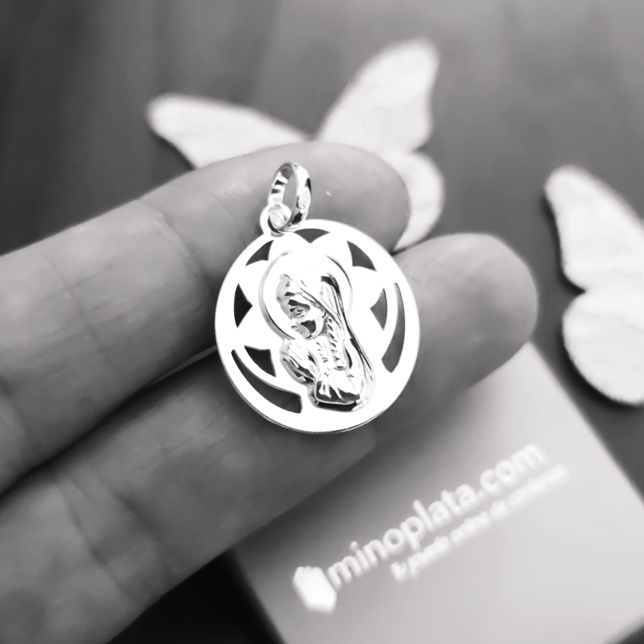 Medalla calada Virgen Niña de Plata de ley 20 Mm. 3