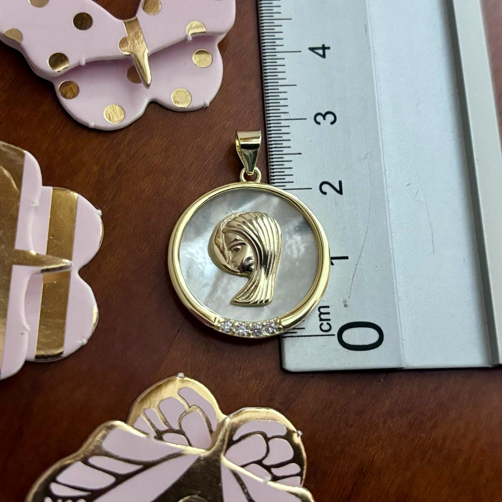 Medalla Comunión Virgen Niña de Plata chapada en Oro en Nácar con Circonitas 2