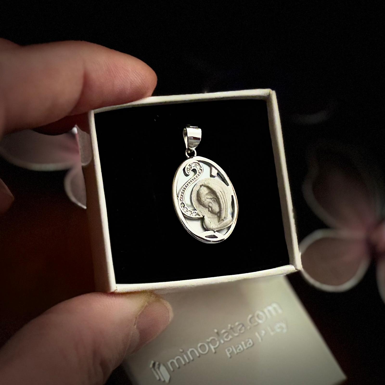 Medalla Virgen Niña de Plata de ley brillo y matizada con Nácar y Circonitas 4