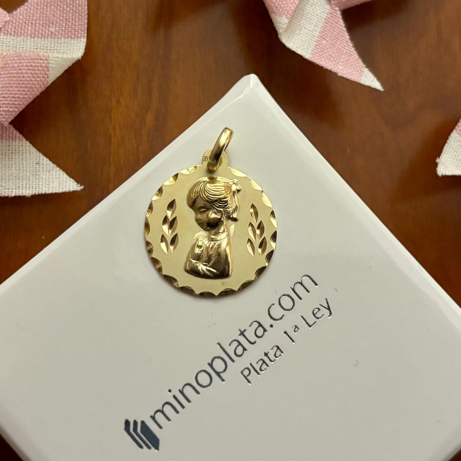 Medalla Comunión Virgen Niña de Plata de ley chapada en Oro tallada 3