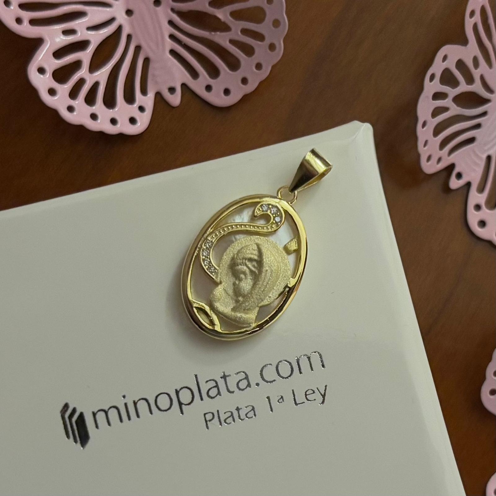 MINOPLATA Medalla ovalada Virgen Niña de Plata dorada lisa y matizada con Nácar y Circonitas 2