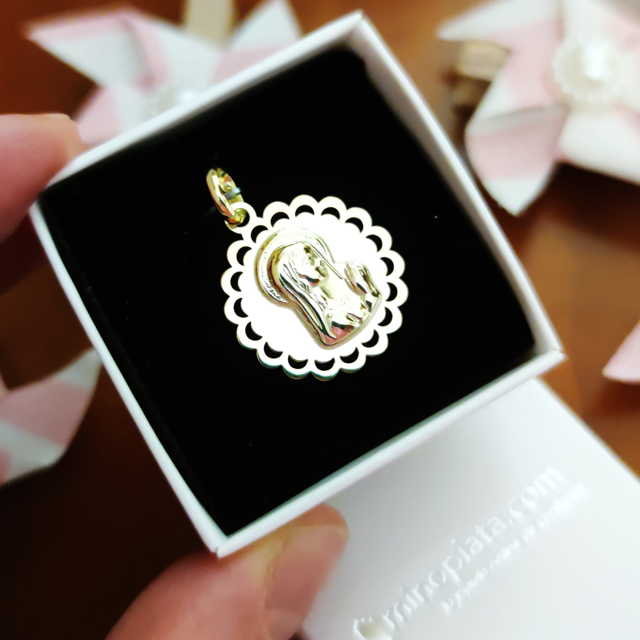 Medalla Virgen Niña en Plata de ley chapada 19 Mm. 1