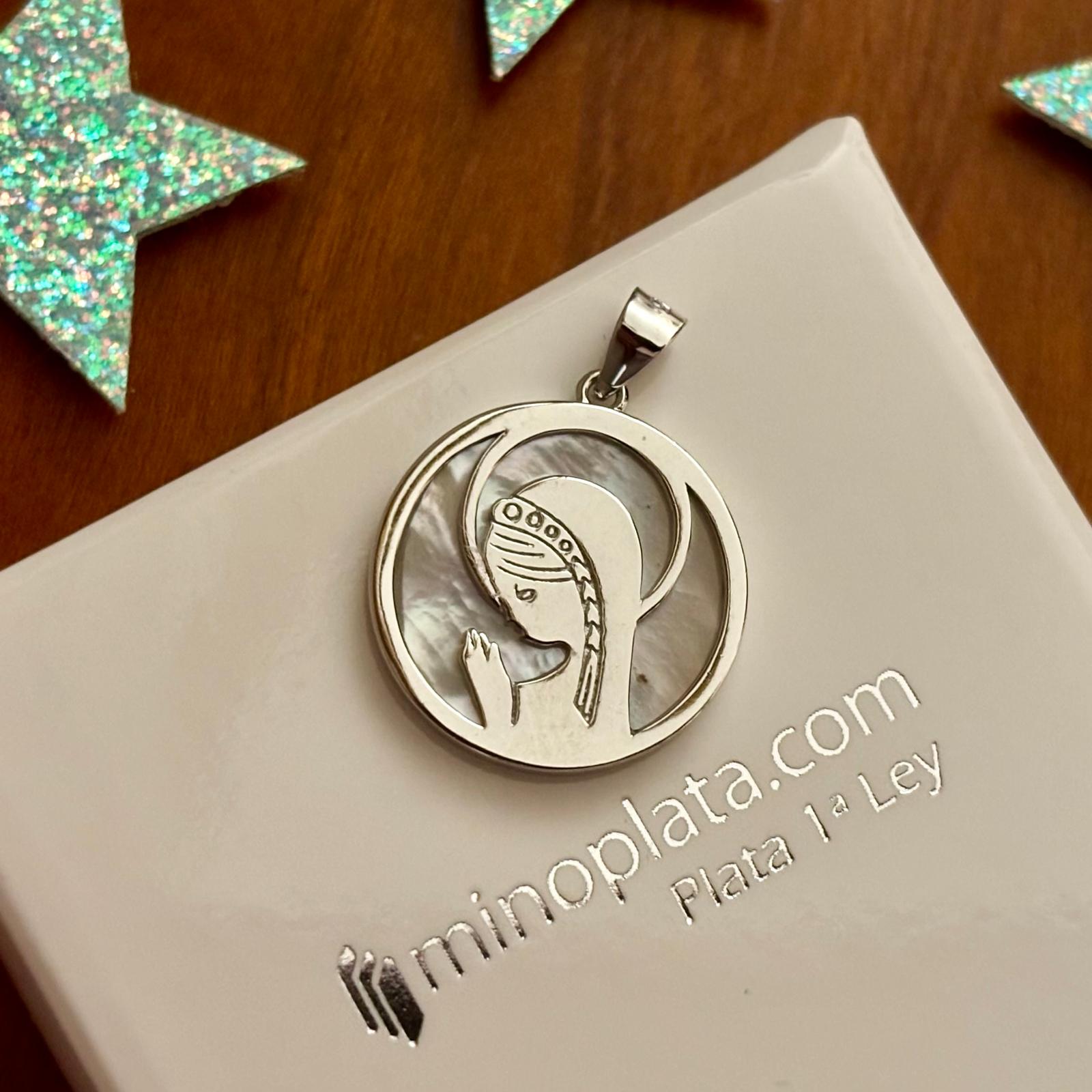 Medalla Virgen Niña de Plata rodiada y Nácar blanco 1