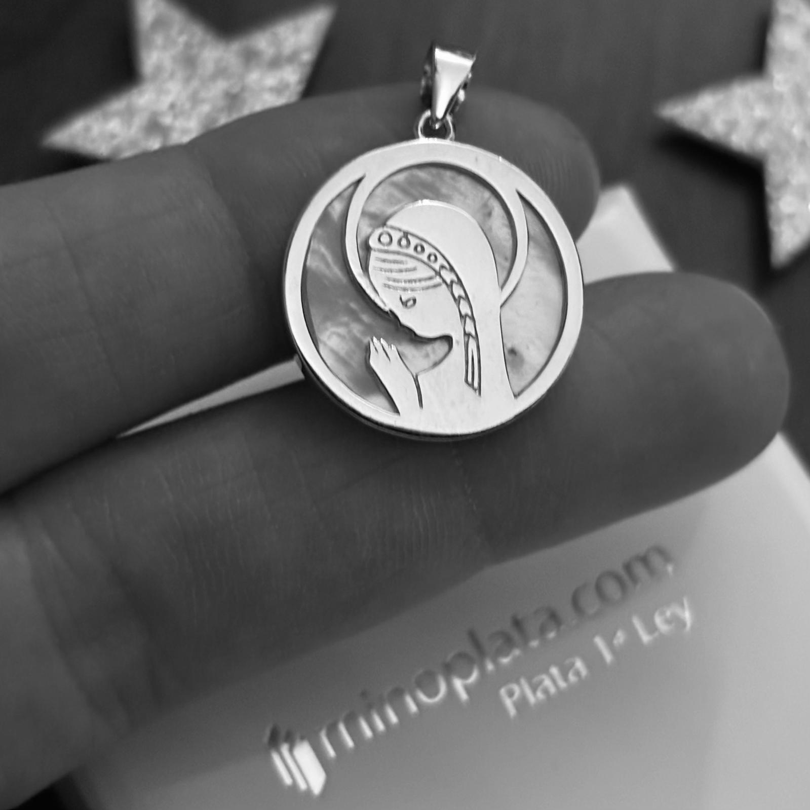 Medalla Virgen Niña de Plata rodiada y Nácar blanco 2