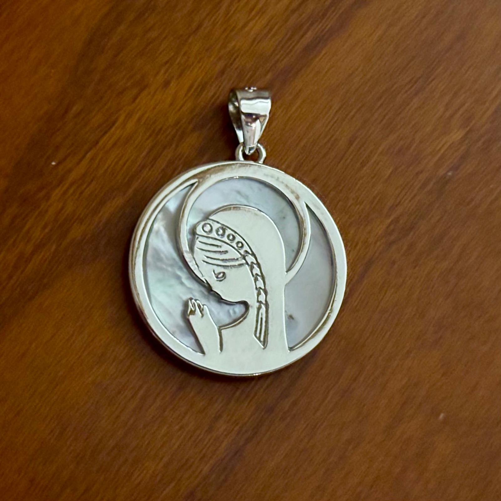 Medalla Virgen Niña de Plata rodiada y Nácar blanco 3