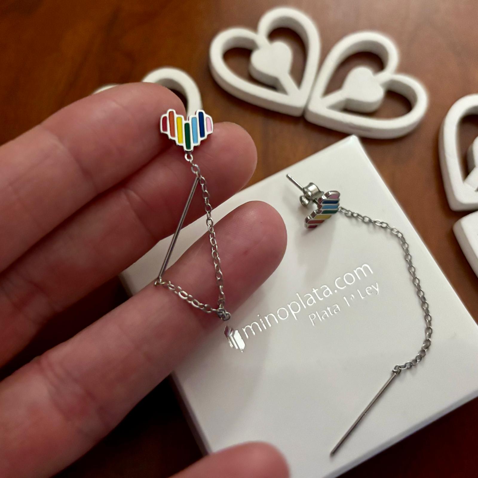 Pendientes corazón colores orgullo en Plata de ley chapada dorada