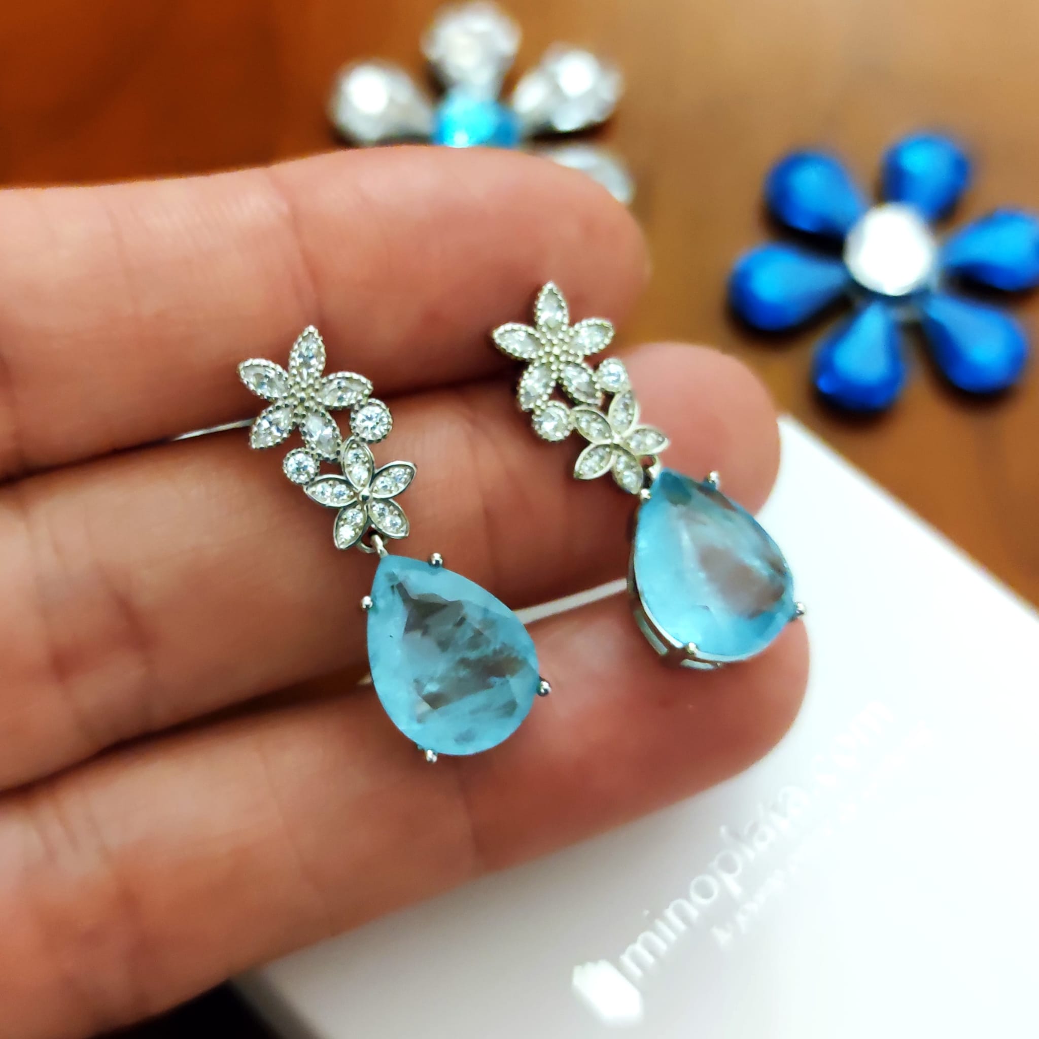 Pendientes circonitas lágrima azul con flores en Plata de ley 2