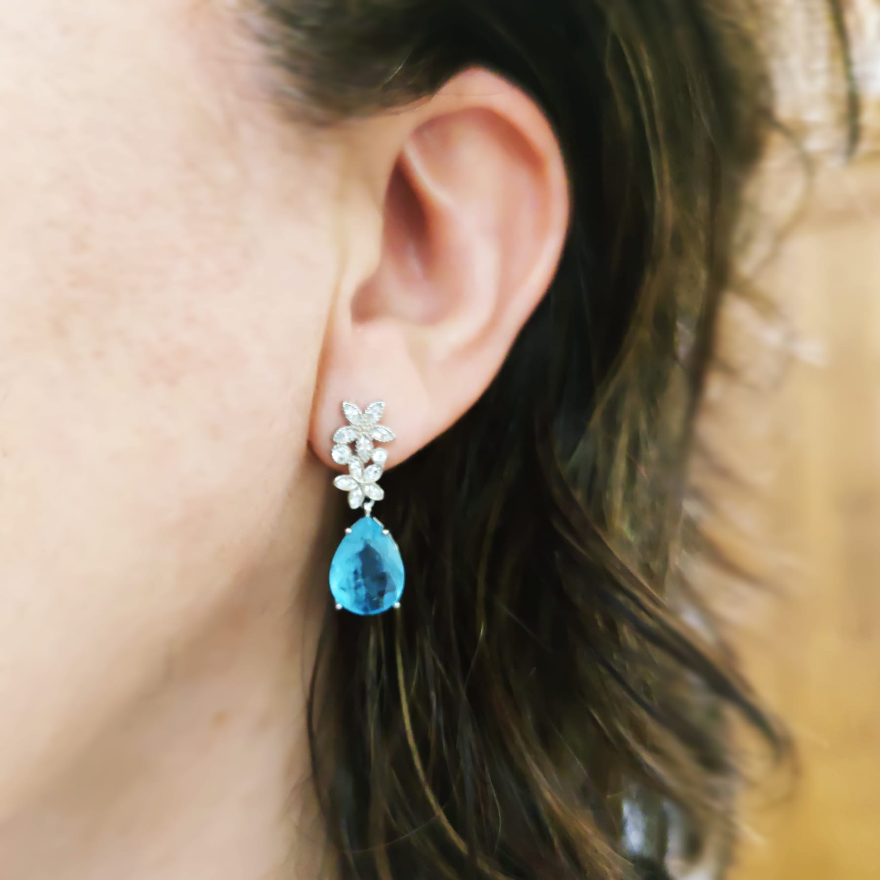 Pendientes circonitas lágrima azul con flores en Plata de ley 3