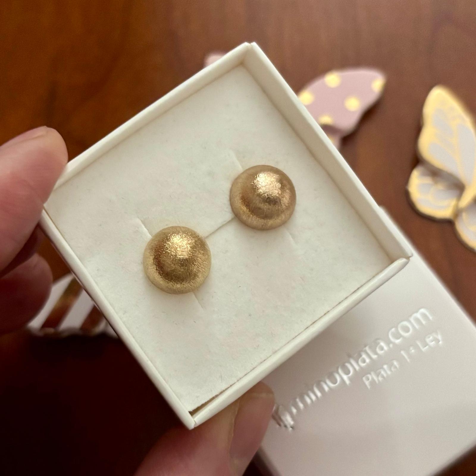 Pendientes media bola 10 Mm. en Plata dorada matizada 2