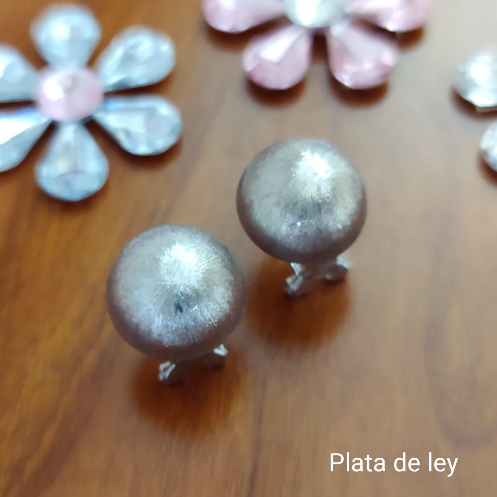 Pendientes media bola 14 Mm. de Plata matizada con cierre omega 1