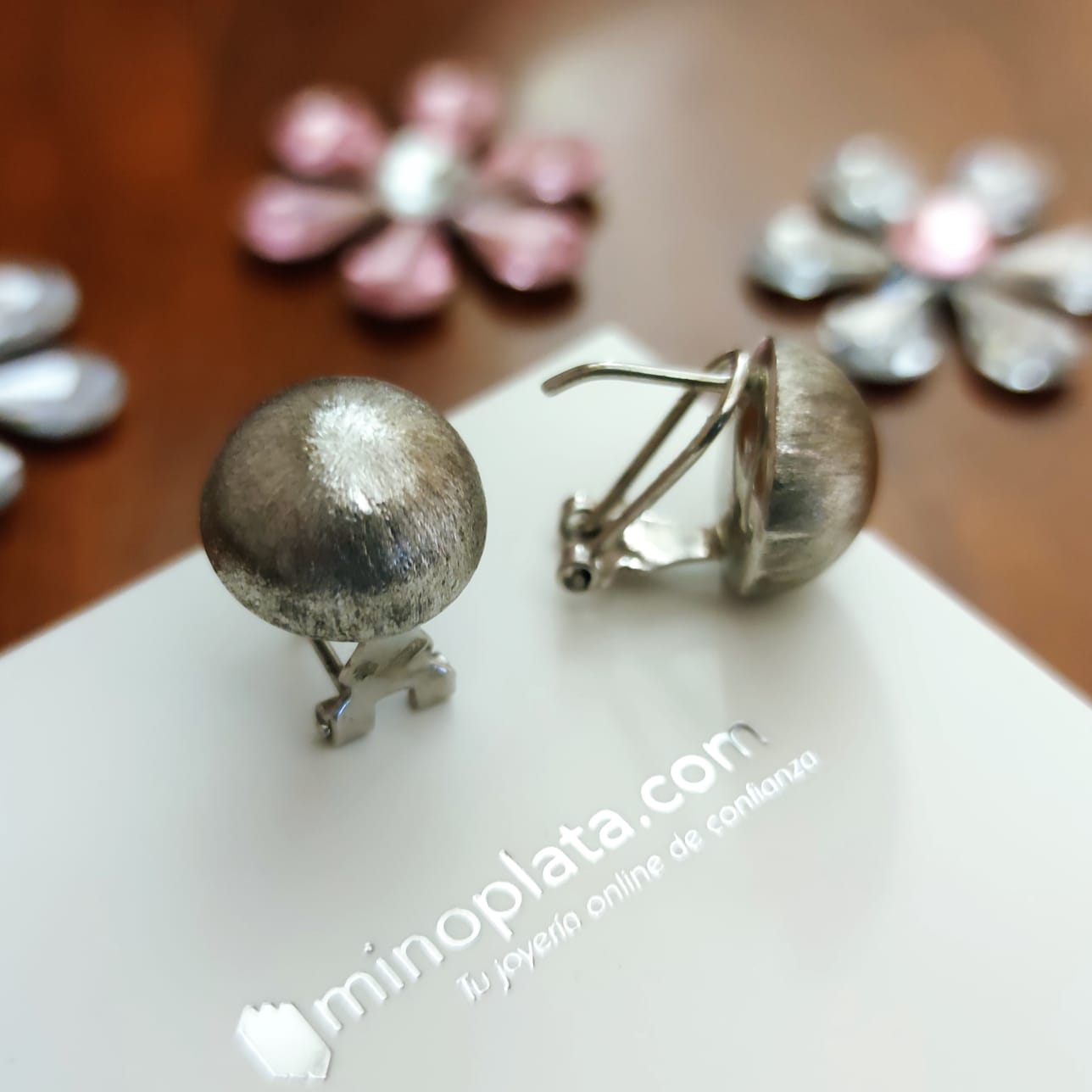 Pendientes media bola 14 Mm. de Plata matizada con cierre omega 2