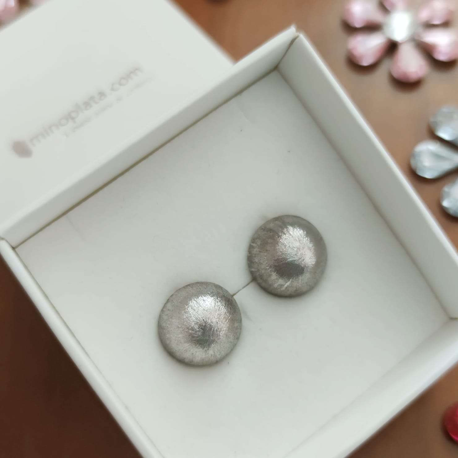 Pendientes media bola 14 Mm. de Plata matizada con cierre omega 3