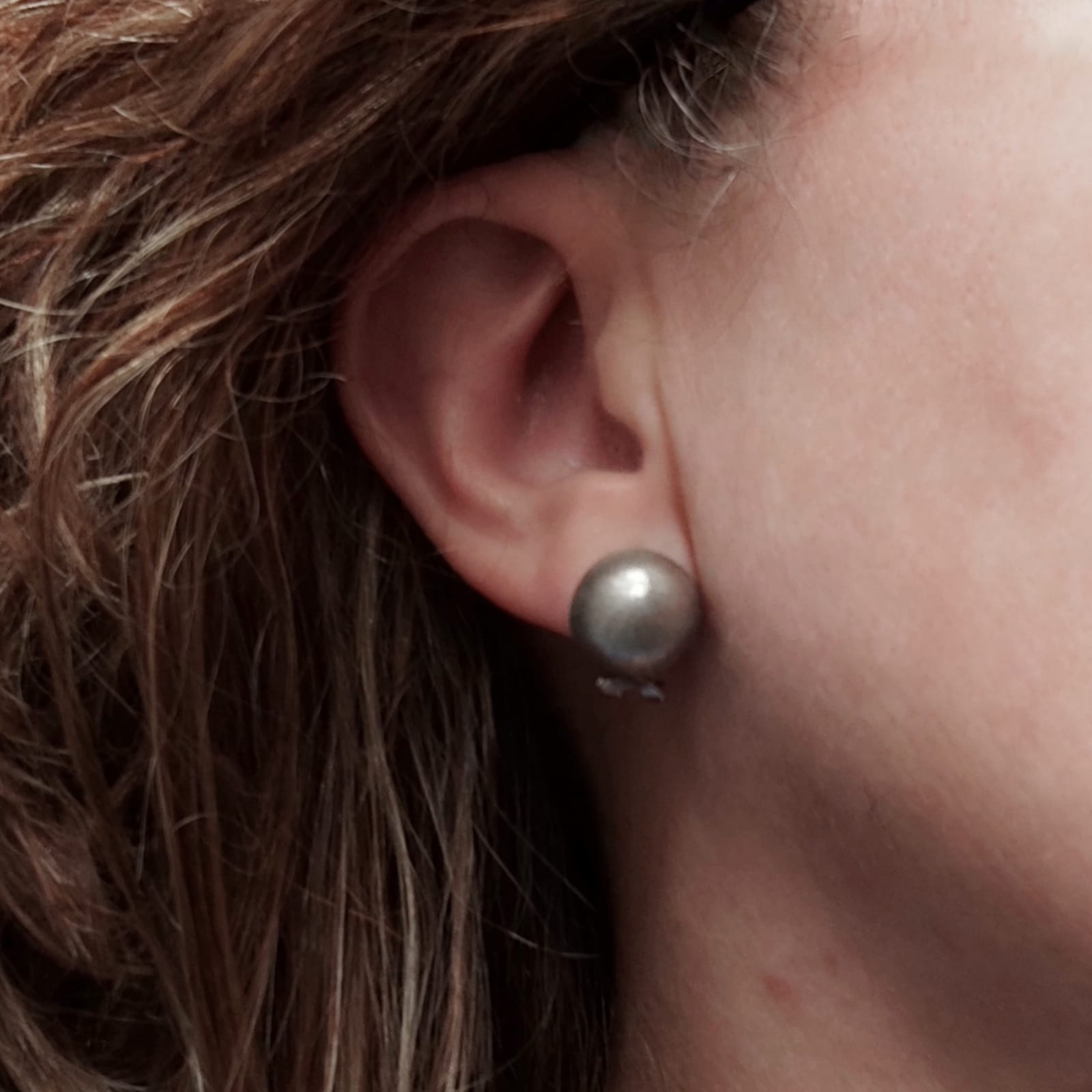 Pendientes media bola 14 Mm. de Plata matizada con cierre omega 4