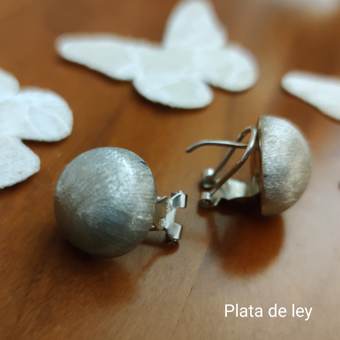 Pendientes de Plata matizada media bola 16 mm. cierre omega 1