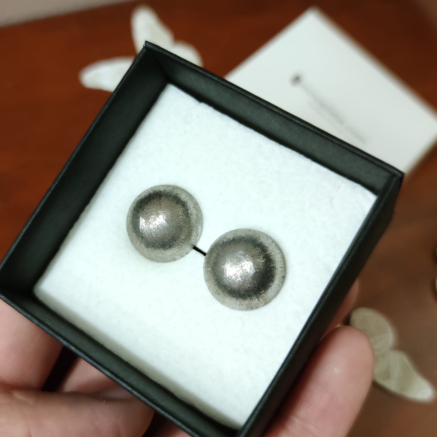 Pendientes de Plata matizada media bola 16 mm. cierre omega 3
