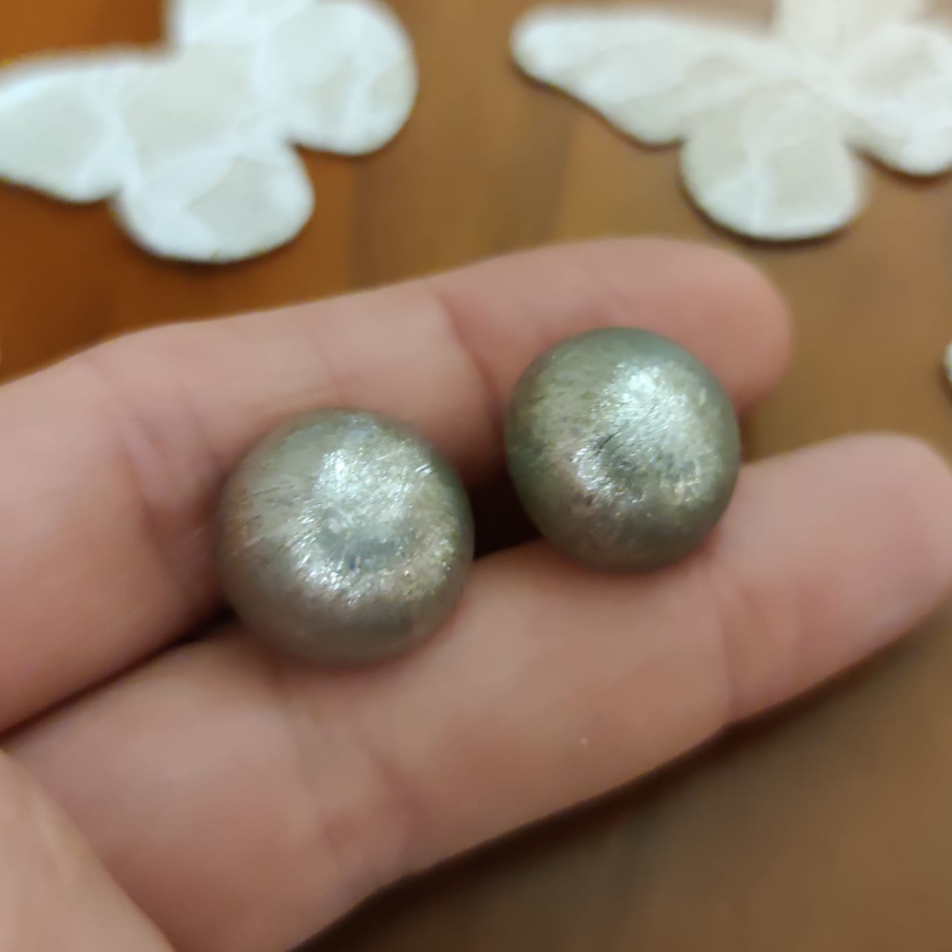 Pendientes de Plata matizada media bola 16 mm. cierre omega 4