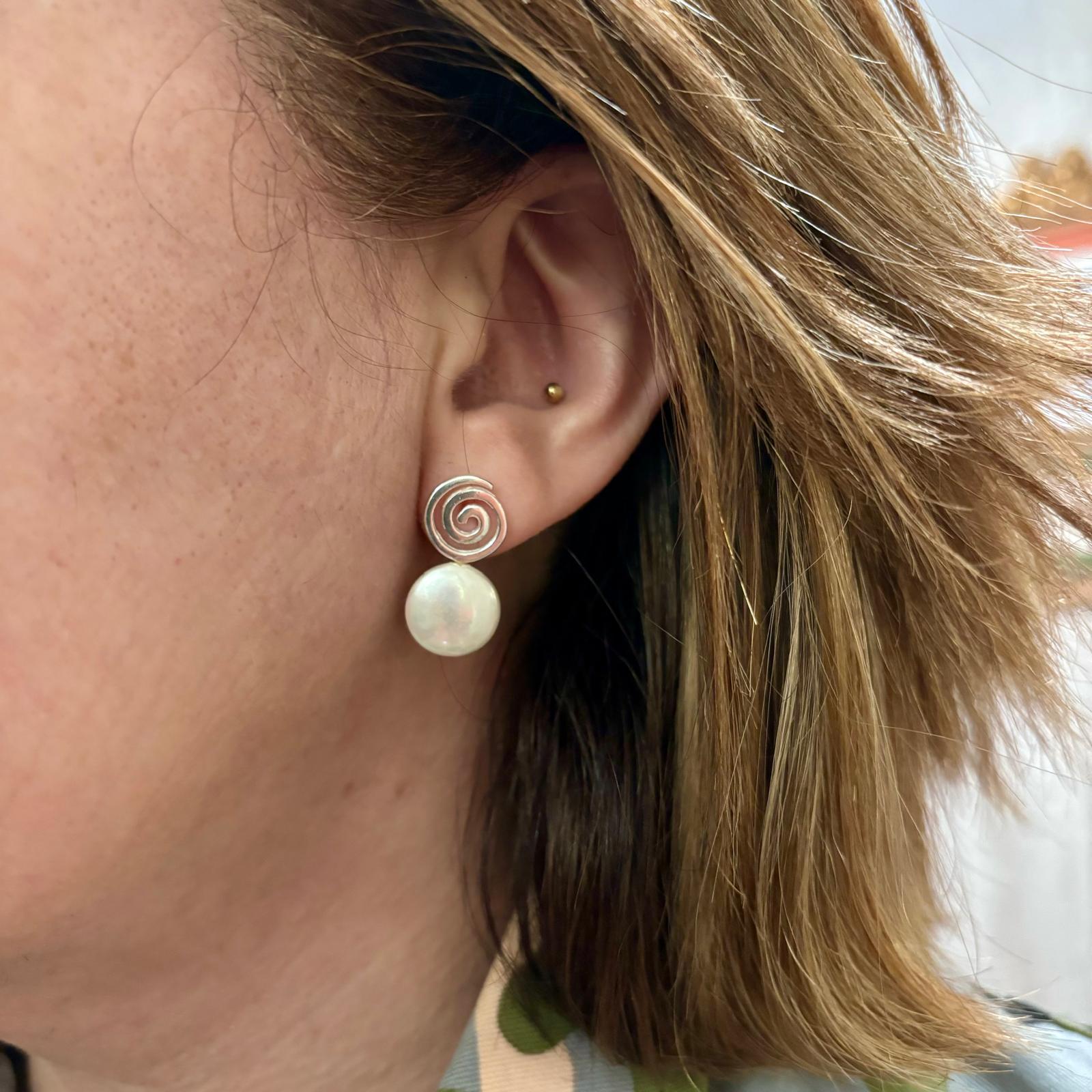 Pendientes espiral de Plata y Perlas planas 10 Mm. para mujer 3