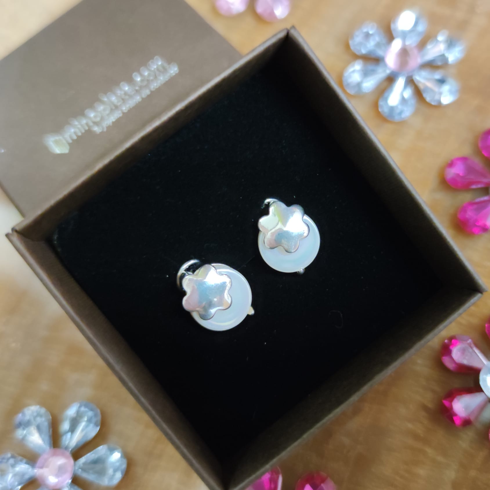 Pendientes perla de nacar y flor de Plata de ley omega 1