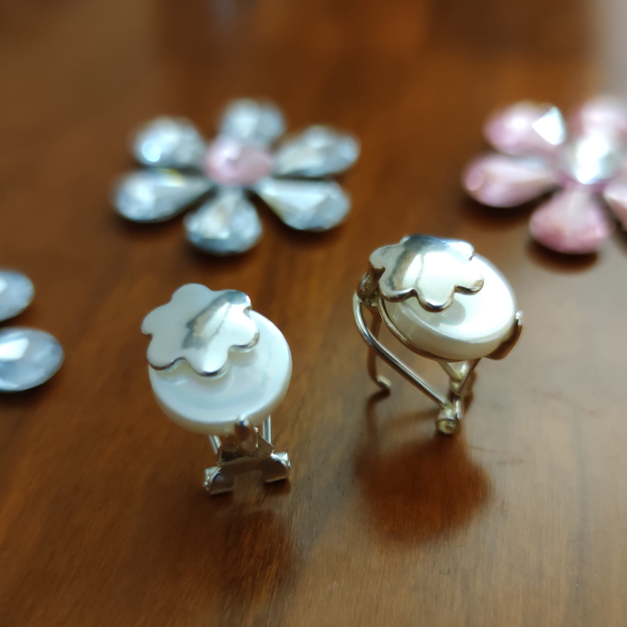Pendientes perla de nacar y flor de Plata de ley omega 2