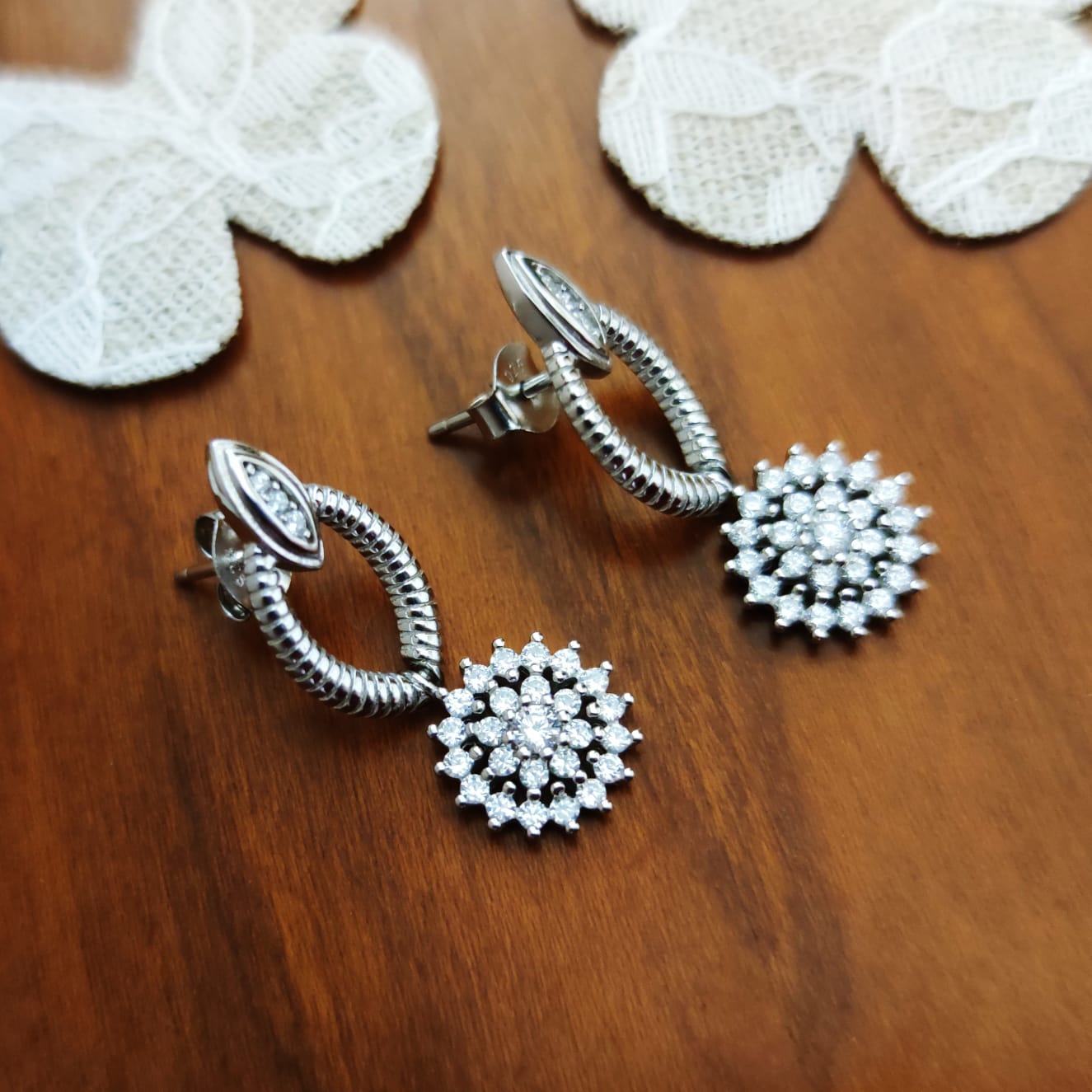 Pendientes de Plata largos flor circonitas blancas