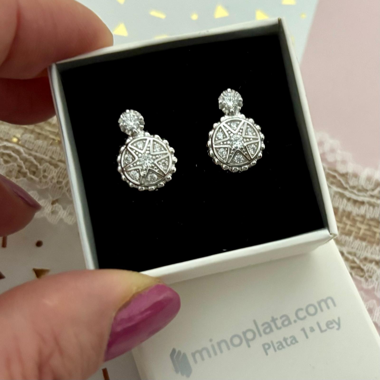 Pendientes estrella de Plata de ley rodiada con Circonita y cierre omega 1