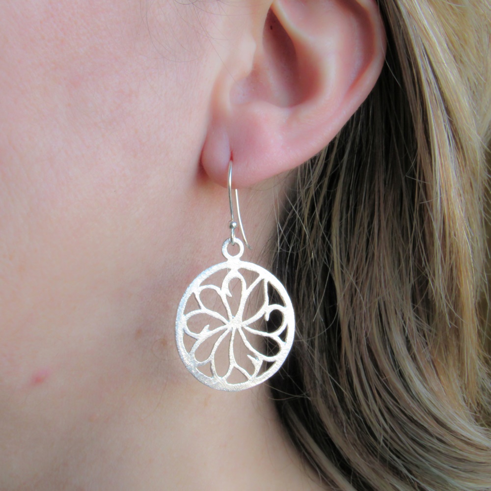 Pendientes flor calada de Plata de ley satinada 1