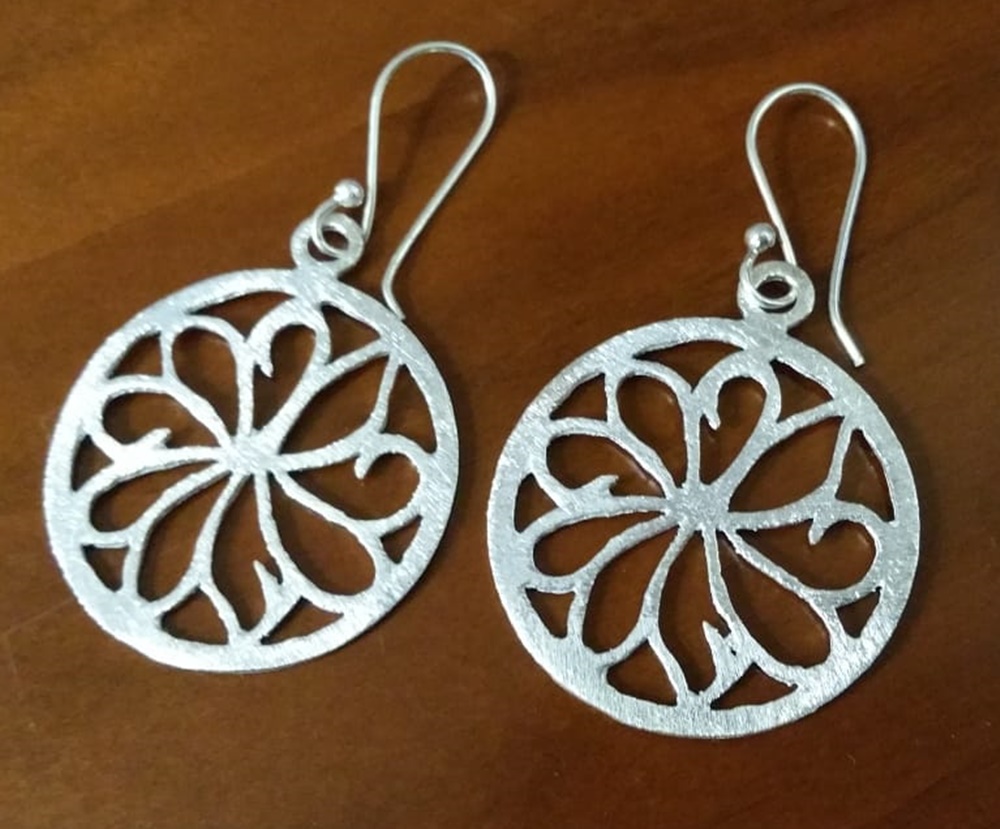 Pendientes flor calada de Plata de ley satinada 2
