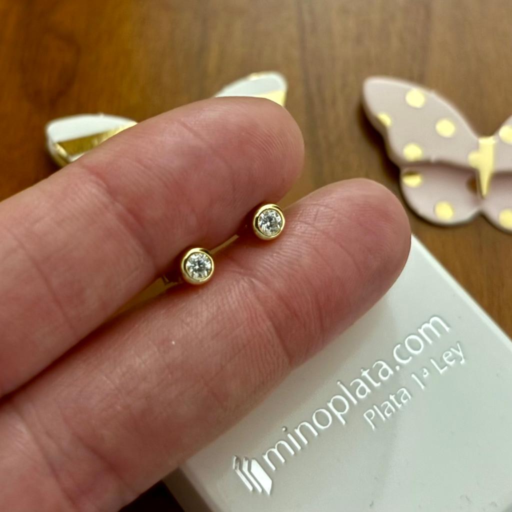Pendientes chaton 2mm de Plata de ley dorada con Circonita