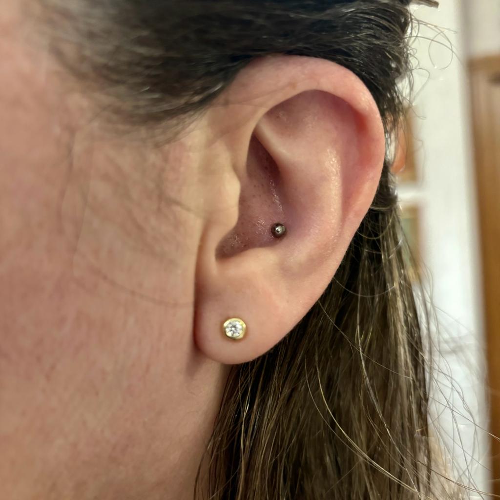 Pendientes chaton 2mm de Plata de ley dorada con Circonita 2