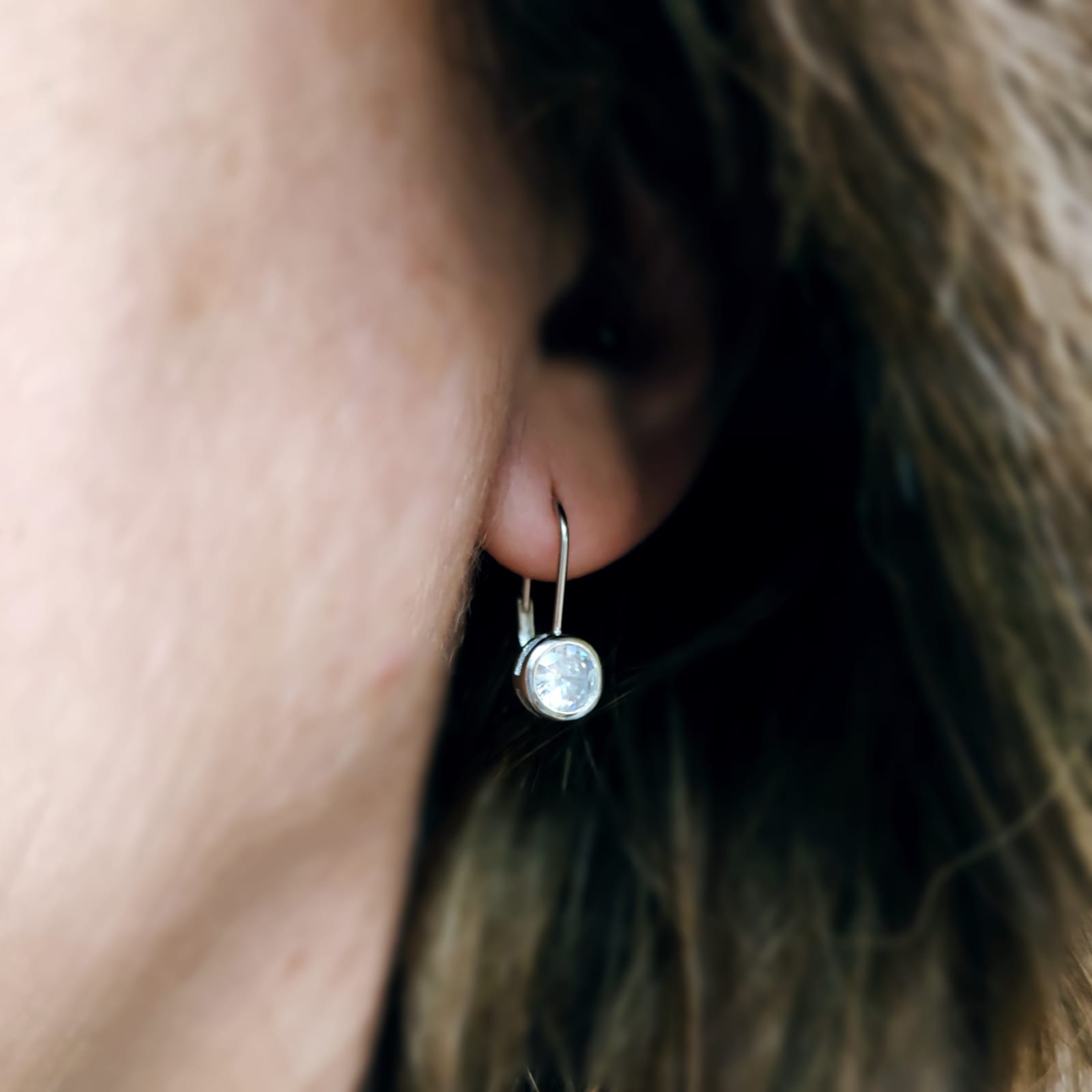 Pendientes chaton 8mm de Plata de ley rodiada y Circonita cierre ballesta 3