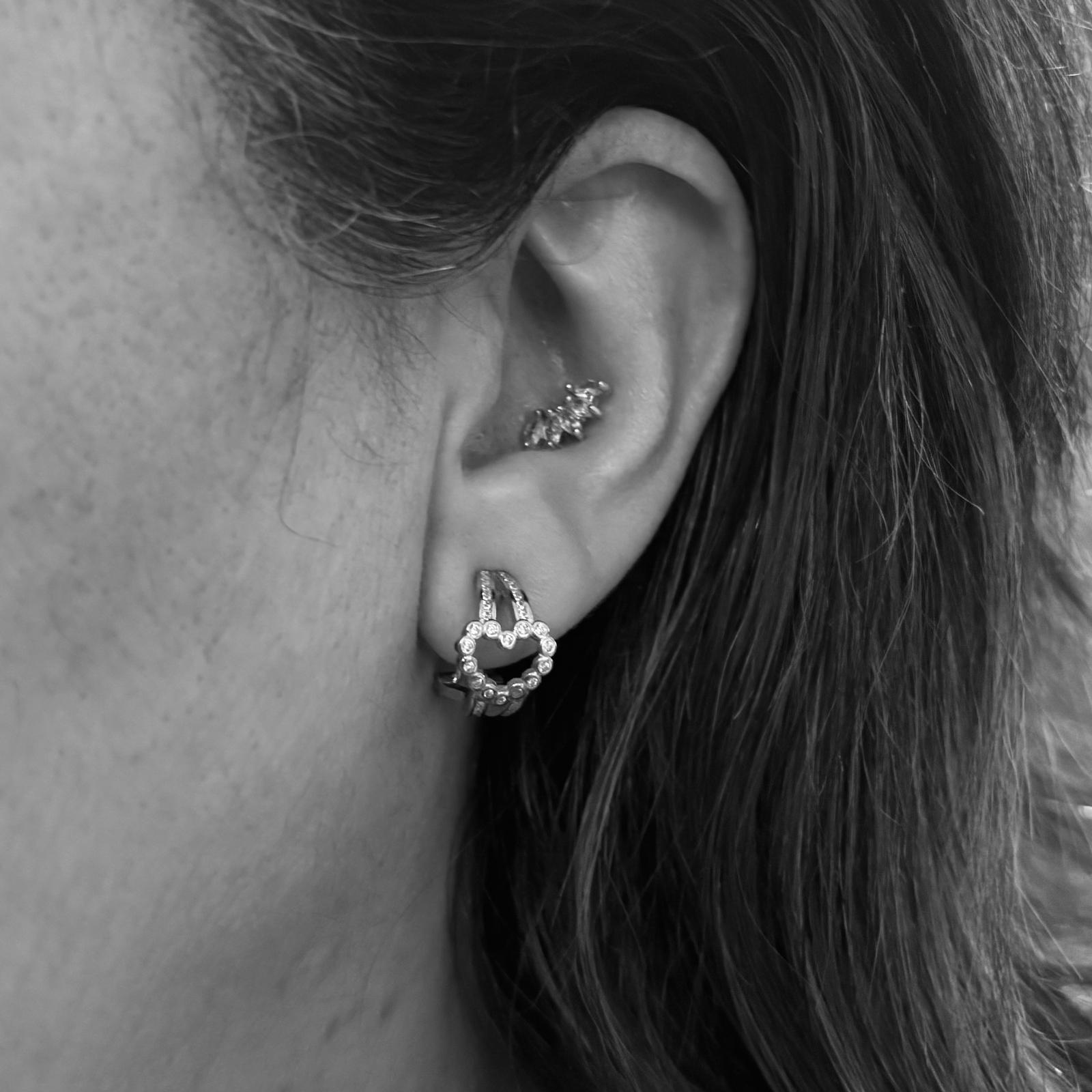 Pendientes corazón calado de Plata rodiada con Circonitas cierre omega 4