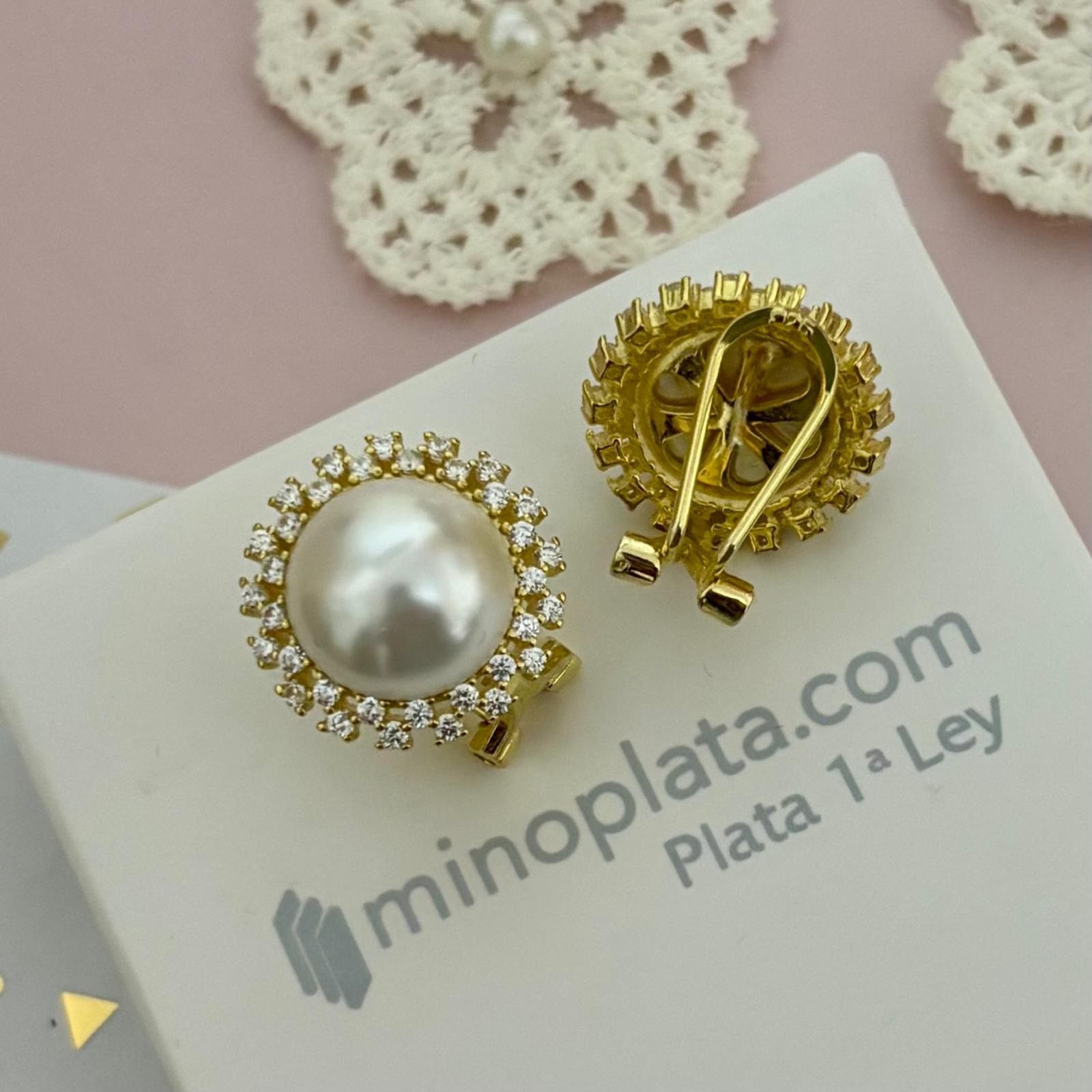 Pendientes media Perla cultivada con cerco de Circonitas en Plata baño de Oro y cierre omega 3