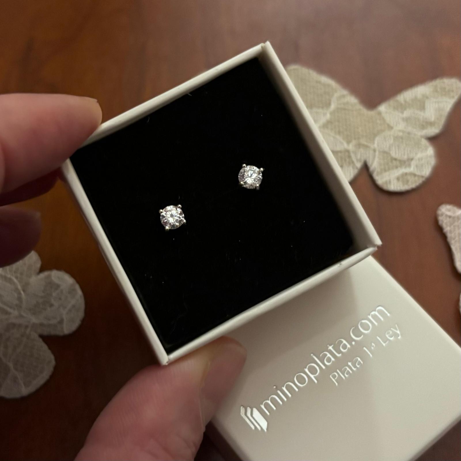 Pendientes garra 4mm de Plata rodiada con Circonita