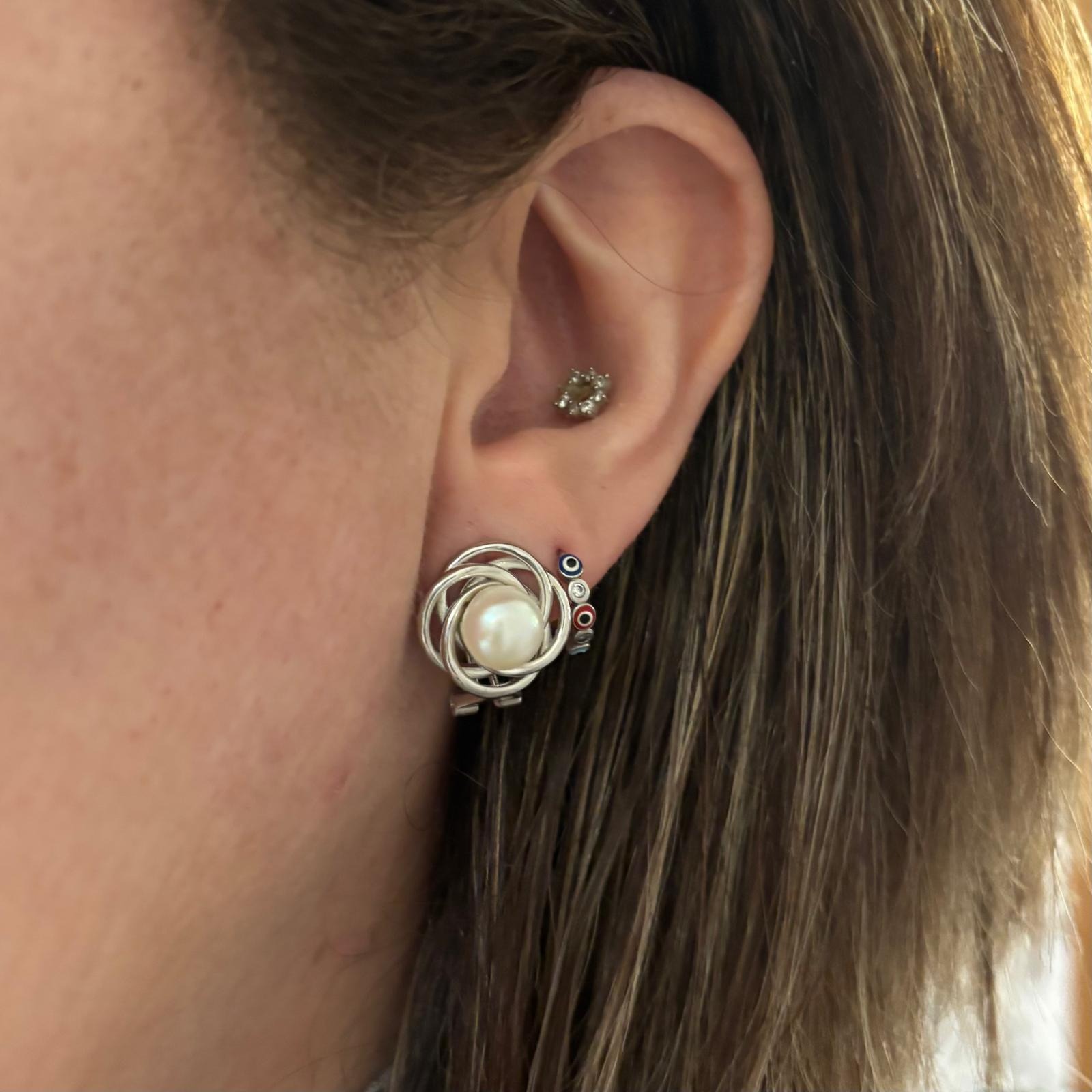 Pendientes flor de Plata rodiada con Perlas cultivadas y cierre omega 3