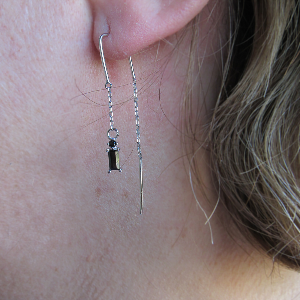 Pendientes pasador de Plata rodiada con piedra negra para mujer 1