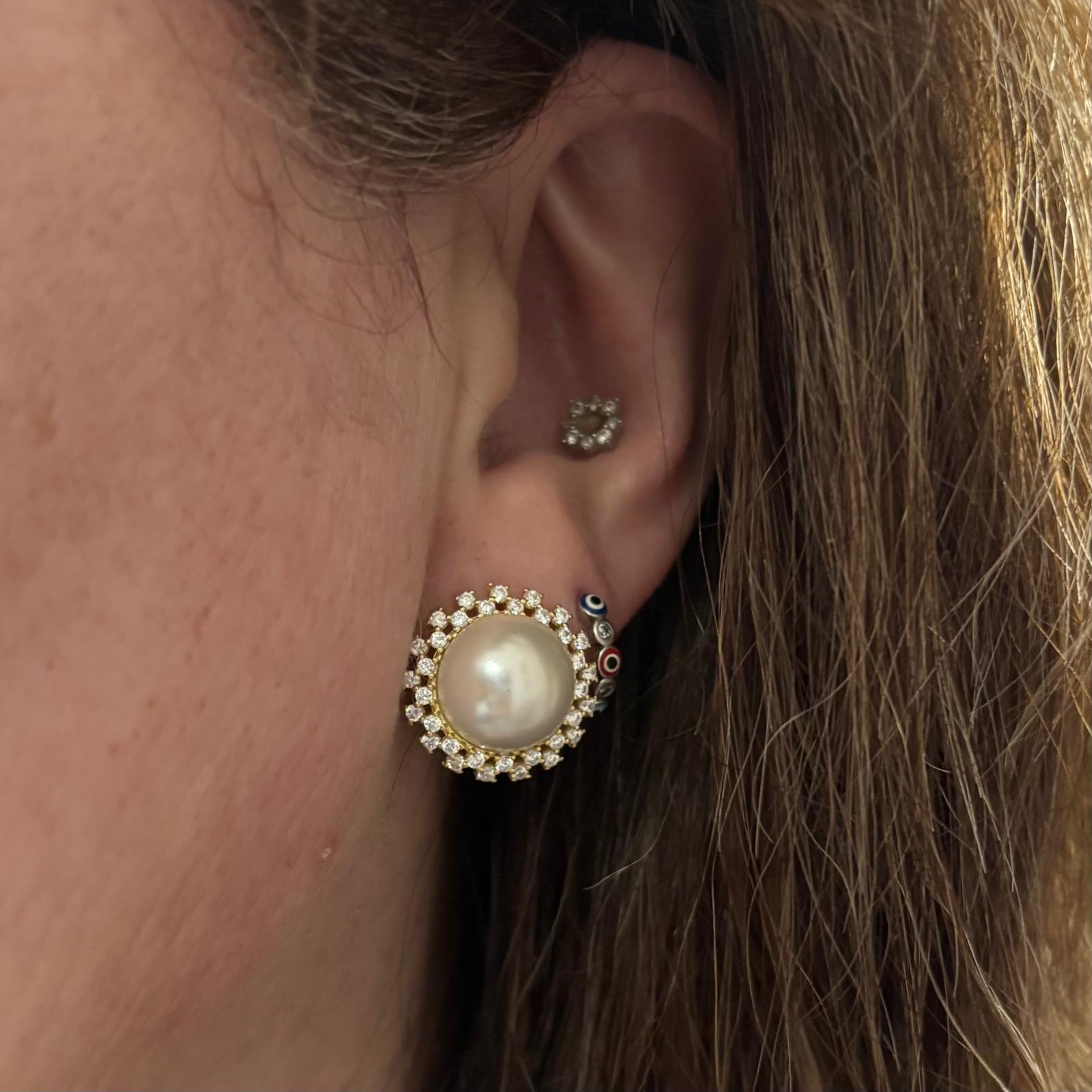 Pendientes media Perla cultivada con cerco de Circonitas en Plata baño de Oro y cierre omega 5