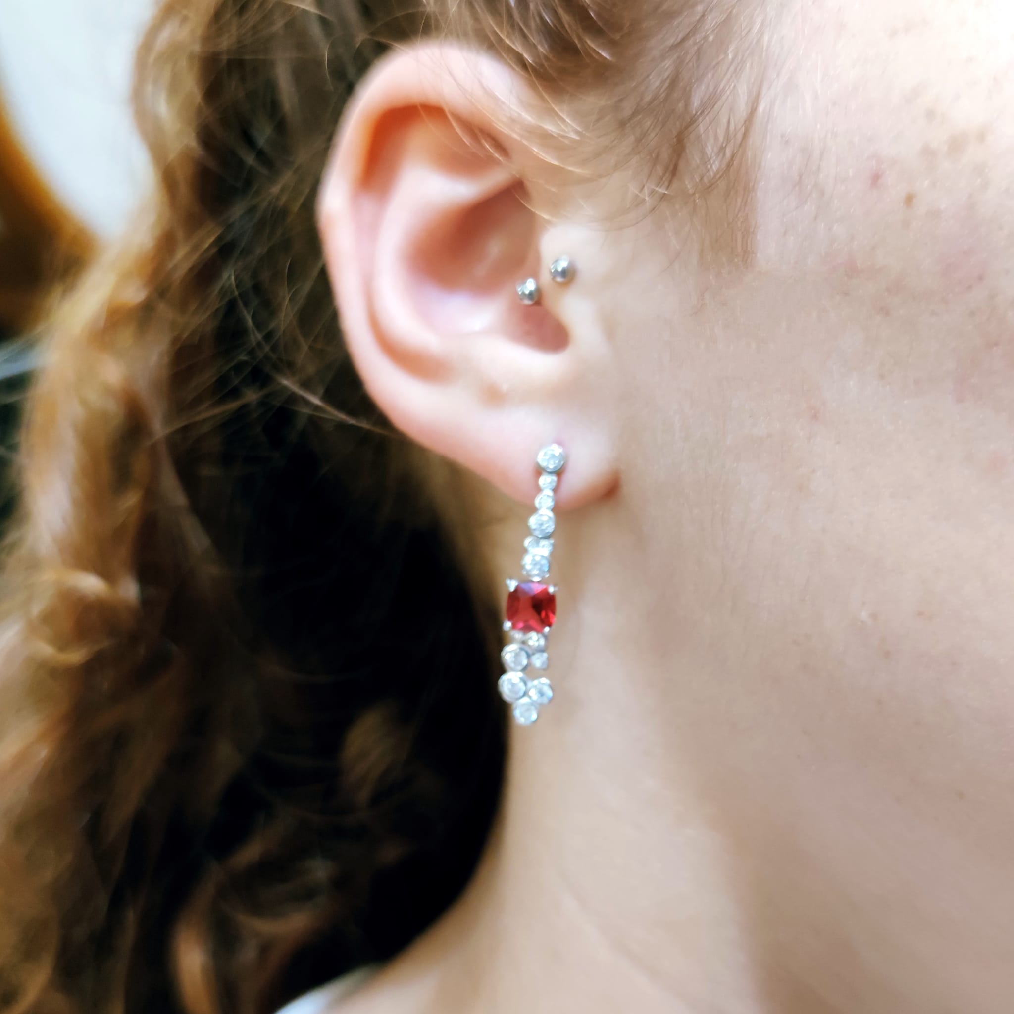Pendientes de Plata rodiada con Circonitas blancas y rubí 1