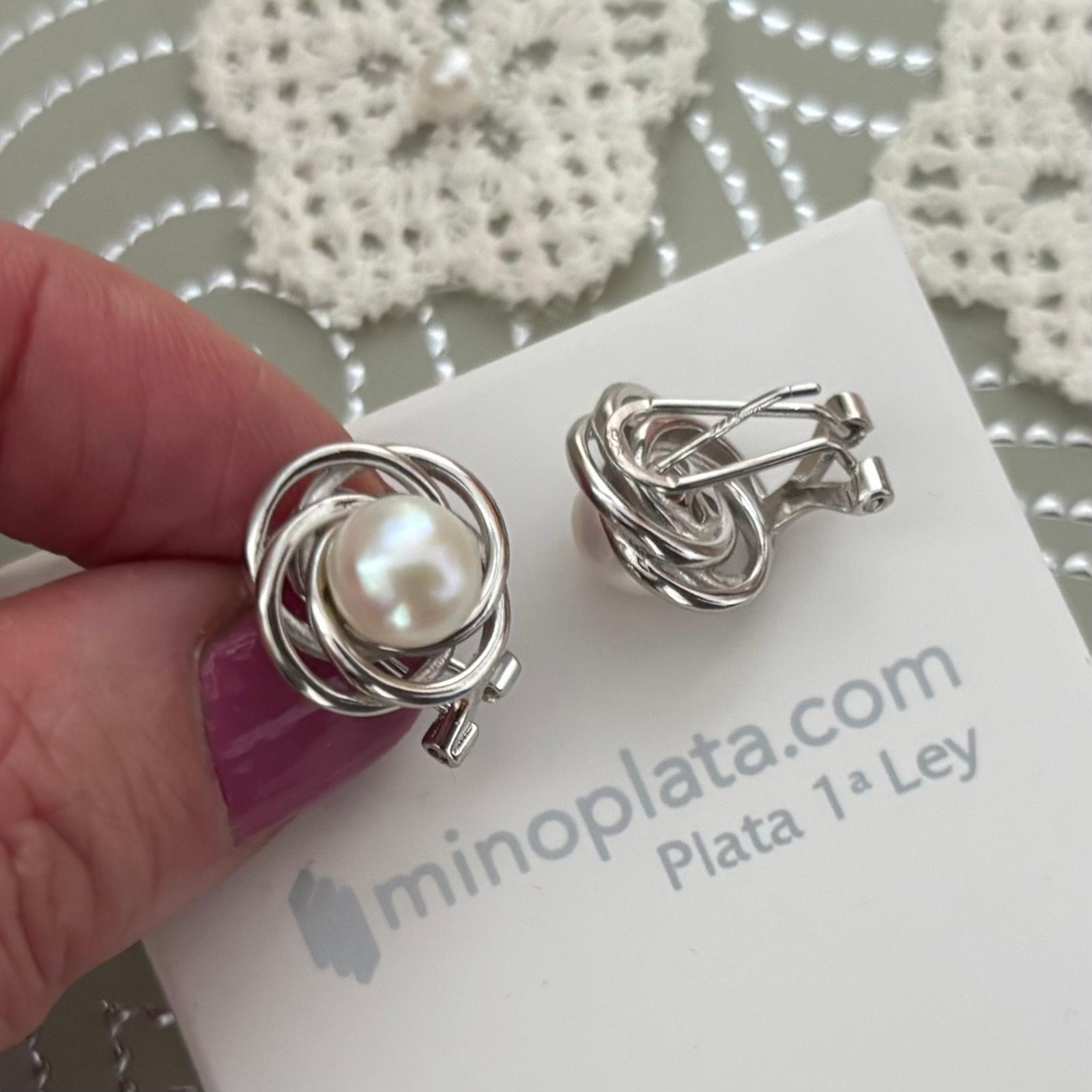 Pendientes flor de Plata rodiada con Perlas cultivadas y cierre omega 1